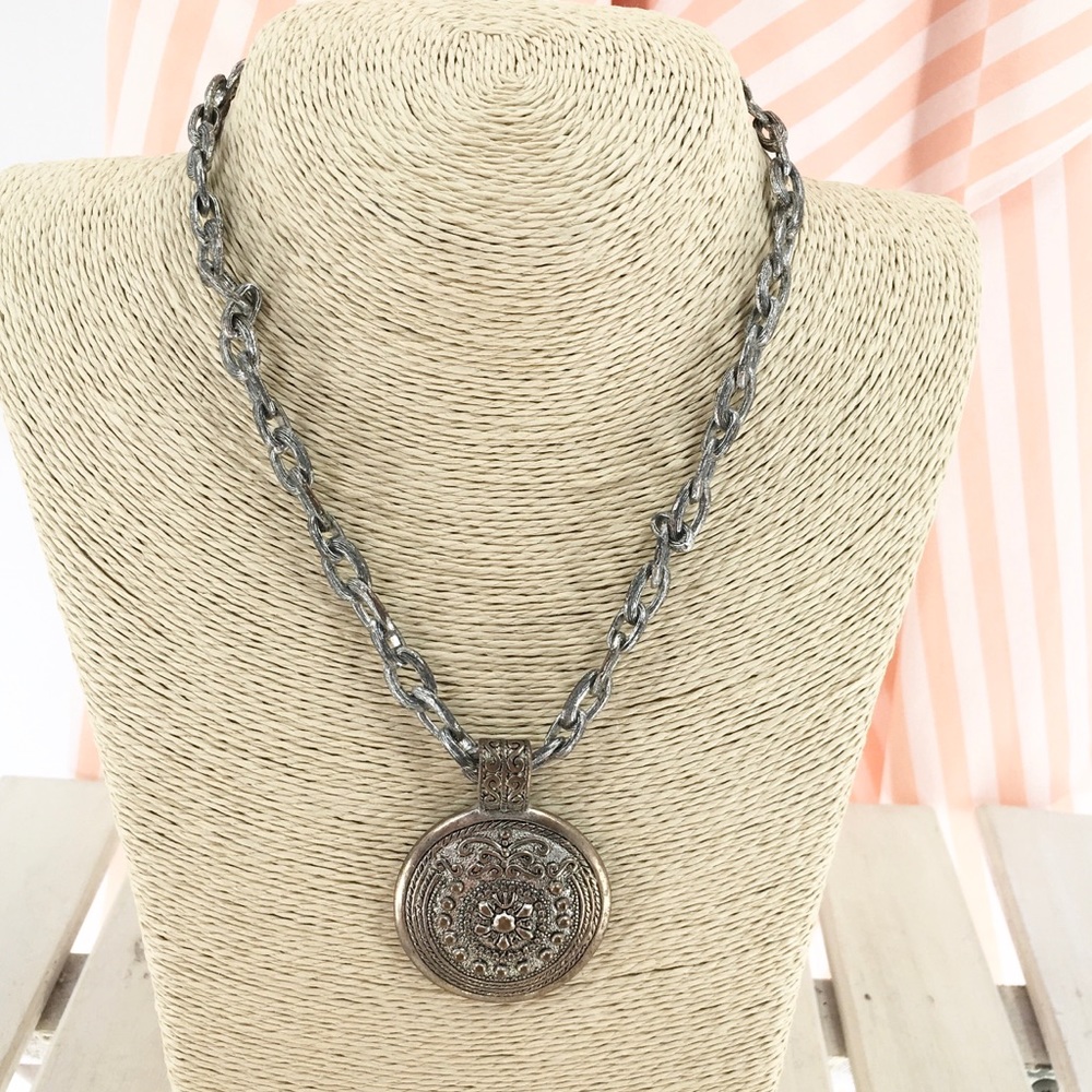 16” Silver Medallion Pendant Choker Necklace